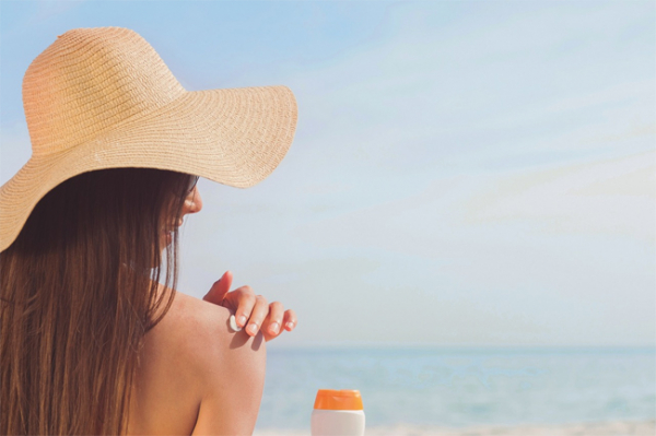 Nebezpečné ultrafialové záření ze slunce dopadá na naši pokožku i přes oblečení nebo sklo. Víte, které je nejvíce škodlivé?