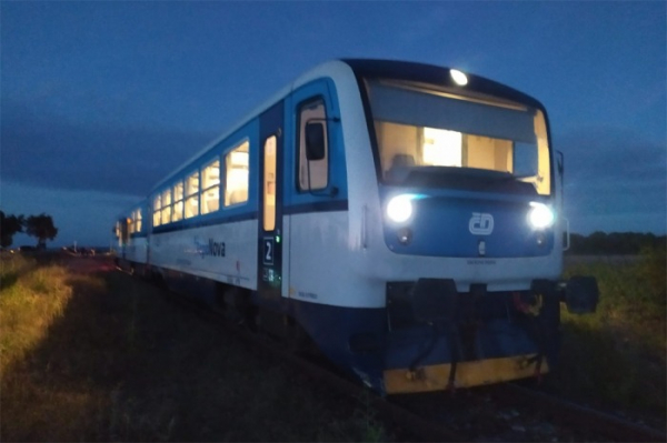 Jedna osoba se těžce zranila při střetu vlaku s osobním autem v Poličanech
