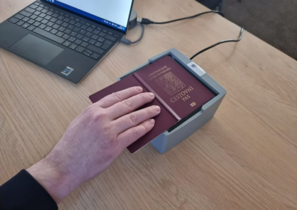 Zapůjčené čtečky a scaneery urychlily proces registrace uprchlíků z válkou zasažené Ukrajiny