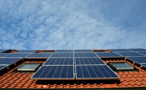 Třicet příspěvkových organizací Středočeského kraje by mělo do tří let čerpat elektrickou energii ze solárních panelů