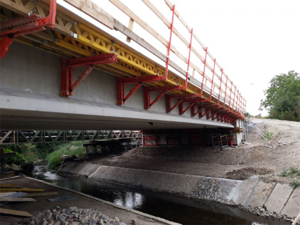 ŘSD: Práce na rekonstruovaném mostě na I/3 u Kutné Hory pokročily